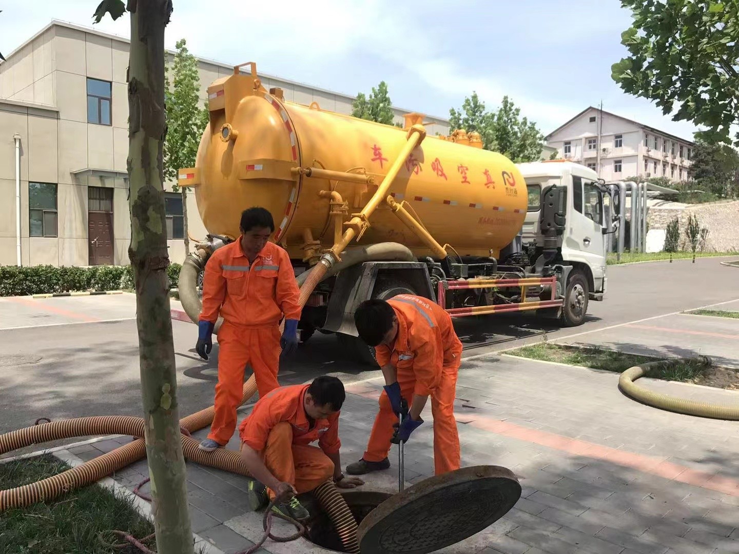 和田化粪池清理与5-8吨吸粪车施工效率分析